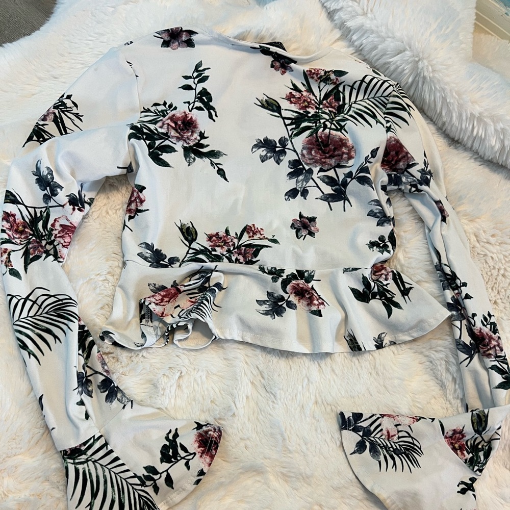 Cute crop top with long sleeves